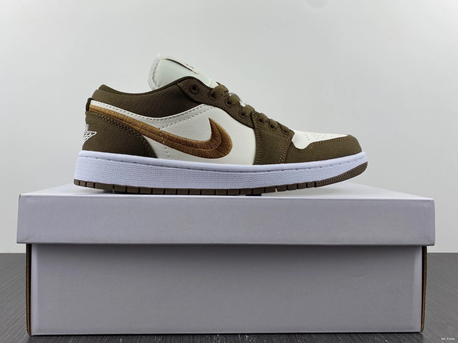 DV0426-301 SE 1 - Light (W) Jordan Olive Low 0328